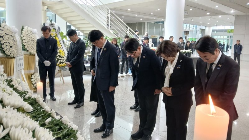 [대전=뉴시스] 조명휘 기자 = 조국혁신당 대전시당이 22일 오전 대전시청 로비에 마련된 문평동 자동차 부품 제조공장 화재 희생자 합동분향소를 찾아 희생자를 기리며 묵념하고 있다. 2026.03.22. joemedia@newsis.com *재판매 및 DB 금지