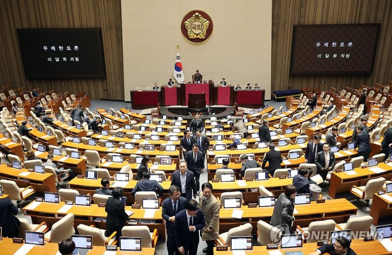 중수청법 필리버스터 시작, 본회의장 떠나는 의원들 (출처=연합뉴스)