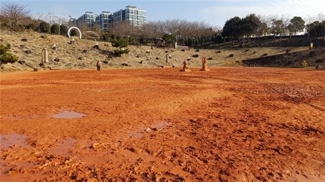 서귀포시 숨골공원 황토어싱광장 전경. 제주도 보건환경연구원 조사 결과 도내 맨발걷기 산책로와 해변 9곳의 황토·모래는 모두 유해 중금속 안전 기준을 충족했다. /사진=제주특별자치도 제공