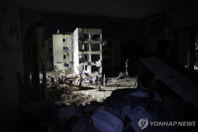 이란의 공격으로 파괴된 이스라엘 남부 아라드 마을 (출처=연합뉴스)