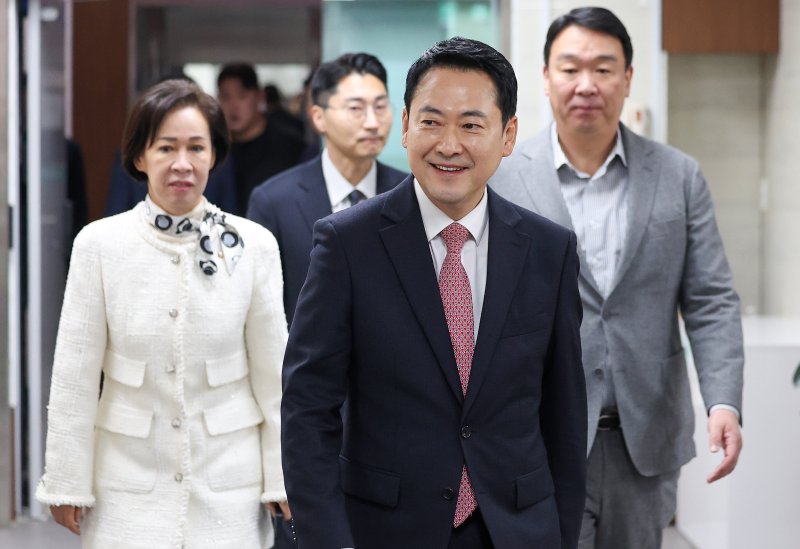 [대구=뉴시스] 이무열 기자 = 장동혁 국민의힘 대표가 22일 대구 수성구 국민의힘 대구시당에서 열린 대구 국회의원 연석회의에 참석하고 있다. 2026.03.22. lmy@newsis.com