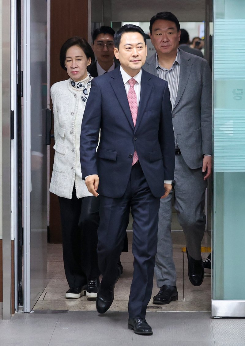 [대구=뉴시스] 이무열 기자 = 장동혁 국민의힘 대표가 22일 대구 수성구 국민의힘 대구시당에서 열린 대구 국회의원 연석회의에 참석하고 있다. 2026.03.22. lmy@newsis.com