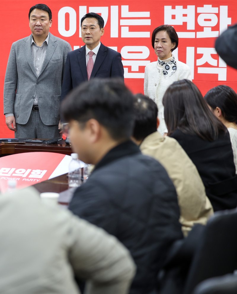 [대구=뉴시스] 이무열 기자 = 장동혁 국민의힘 대표가 22일 대구 수성구 국민의힘 대구시당에서 열린 대구 국회의원 연석회의를 마친 뒤 취재진 질문에 답변하고 있다. 2026.03.22. lmy@newsis.com