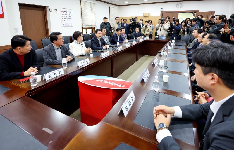 [대구=뉴시스] 이무열 기자 = 장동혁 국민의힘 대표가 22일 대구 수성구 국민의힘 대구시당에서 열린 대구 국회의원 연석회의에서 발언하고 있다. 2026.03.22. lmy@newsis.com