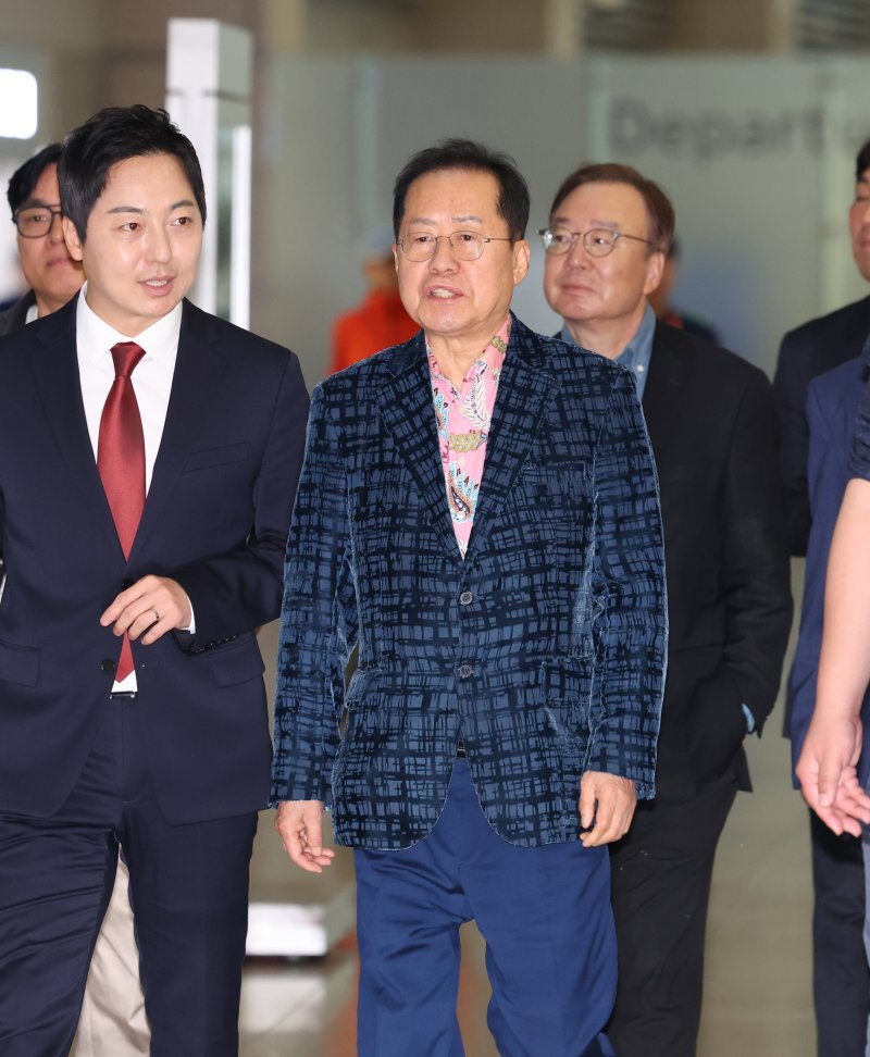 [인천공항=뉴시스] 이영환 기자 = 홍준표 전 대구시장이 10일 오후 인천국제공항 제1여객터미널을 통해 미국으로 출국하고 있다. 2025.05.10. 20hwan@newsis.com