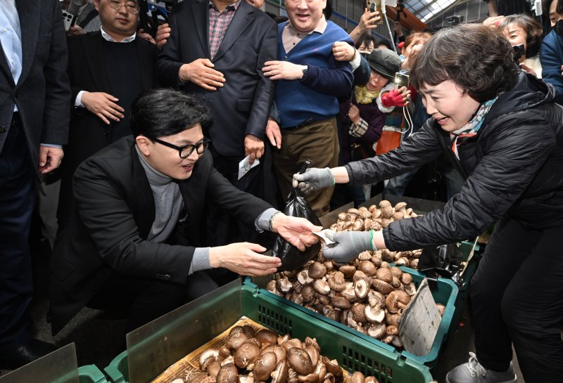 [서울=뉴시스] 정병혁 기자 = 한동훈 전 국민의힘 대표가 22일 서울 동대문구 경동시장을 찾아 시장 상인들과 인사를 나누고 있다. (공동취재) 2026.03.22. photo@newsis.com