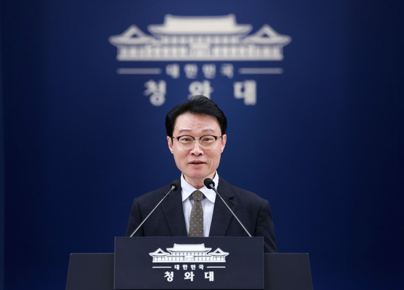 이규연 홍보소통수석이 22일 청와대 춘추관에서 정부 인사 관련 브리핑을 하고 있다. 이재명 대통령은 이날 신현송 현 국제결제은행(BIS) 통화경제국장을 신임 한국은행 총재 후보자로 지명했다. 뉴시스