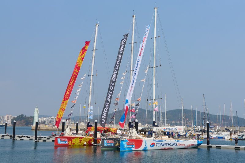 [통영=뉴시스][통영=뉴시스] 신정철 기자= 경남통영호를 비롯 ‘2025-26 클리퍼 세계일주 요트대회’ 참가 요트 10척과 26개국 200여 명의 선수단들이 22일 오후 1시 30분, 경남도민의 열렬한 환송을 뒤로하고 요트 퍼레이드를 펼치면서 경남 통영항을 출항했다. 사진은 출항을 앞둔 경남통영호 모습.(사진=경남도 제공).2026.03.22. photo@newsis.com *재판매 및 DB 금지