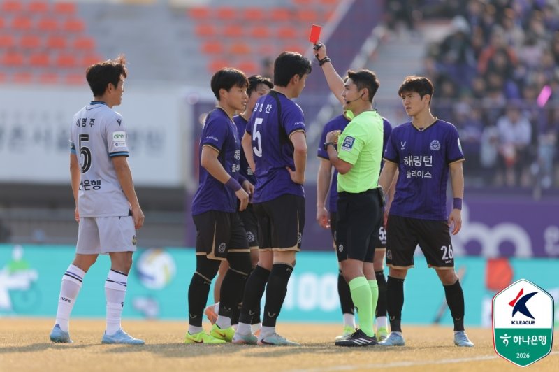 [서울=뉴시스]K리그1 안양 수비수 이창용 퇴장. (사진=한국프로축구연맹 제공)