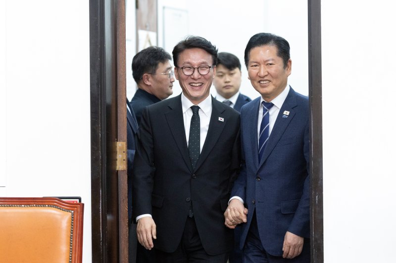 정청래 더불어민주당 대표가 22일 오후 서울 여의도 국회에서 열린 '제7차 고위당정협의회'에서 김민석 국무총리와 손을 잡고 회의장으로 들어서고 있다. 2026.3.22 ⓒ 뉴스1 이승배 기자