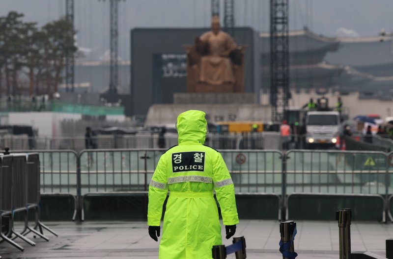 서울 광화문광장에서 경찰이 경계 근무를 서고 있다. 2026.3.18 ⓒ 뉴스1 오대일 기자