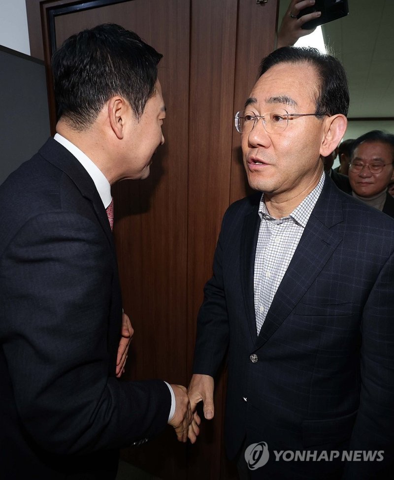 악수하는 장동혁과 주호영 (출처=연합뉴스)