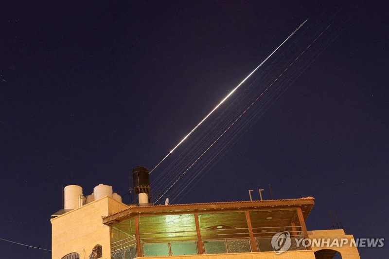 이스라엘을 향해 날아가는 이란의 집속탄 탑재 추정 미사일 (출처=연합뉴스)