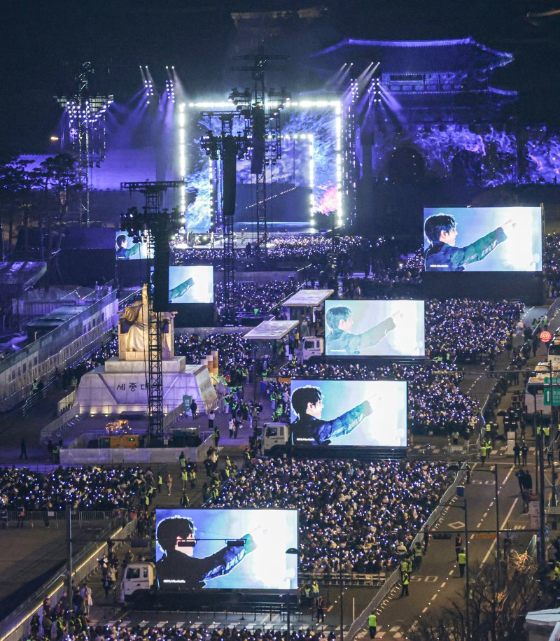 방탄소년단(BTS)이 지난달 21일 서울 종로구 광화문광장에서 컴백을 기념해 'BTS 컴백 라이브 : 아리랑' 공연을 선보이고 있다. 뉴시스