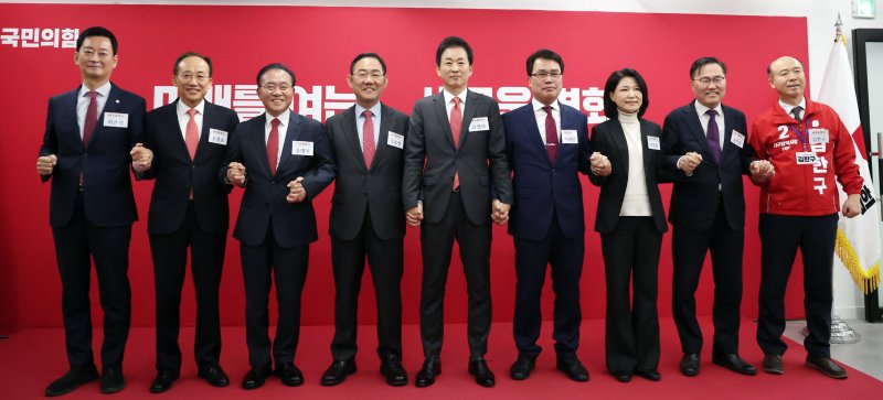 국민의힘 대구시장 공천 후보로 나선 최은석 의원(왼쪽부터), 추경호 의원, 윤재옥 의원, 주호영 의원, 유영하 의원, 이재만 전 대구 동구청장, 이진숙 전 방송통신위원장, 홍석준 전 의원, 김한구 전 현대차 노조 대의원이 10일 서울 영등포구 여의도 국민의힘 당사에서 열린 6·3 지방선거 광역단체장 및 중앙당 관할 기초단체장 후보자 면접에 참석해 기념 촬영을 하고 있다. 2026.3.10 ⓒ 뉴스1 김진환 기자