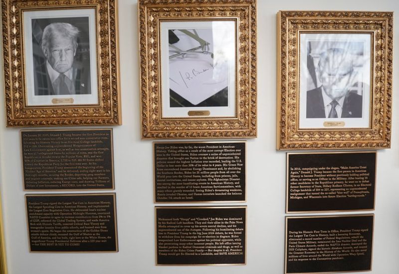 백악관 내 ‘대통령 명예의 거리(The Presidential Walk of Fame)’에 설치된 조 바이든 전 미국 대통령의 초상화대신 서명을 찍어내는 오토펜 사진이 대신 걸려있고 아래에 바이든 전 대통령을 비하하는 내용으로 적힌 명판들이 설치돼 있다. 출처=백악관 유튜브 계정 갈무리