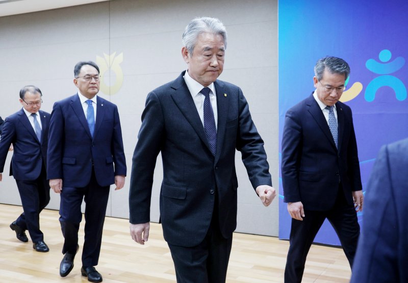 [서울=뉴시스] 김진아 기자 = 강호동 농협중앙회장이 지난 1월13일 서울 중구 농협중앙회 본관에서 대국민 사과문을 발표한 뒤 단상을 떠나고 있다. 2025.01.13. bluesoda@newsis.com