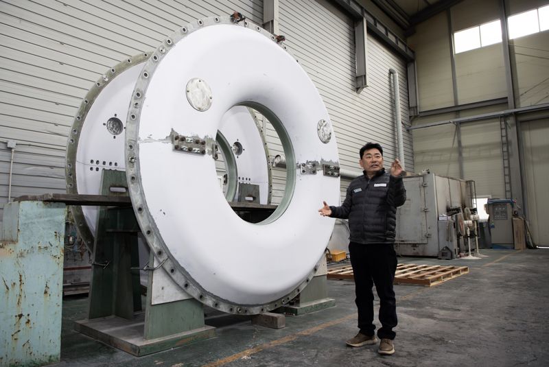 지난 17일 경남 김해시 한림면 안하농공단지 내 대산플랜트에서 이종욱 대표가 발전기용 부품에 대해 설명하고 있다. 두산에너빌리티 제공