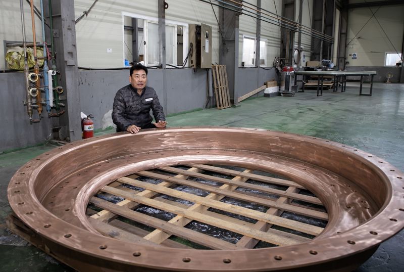 지난 17일 경남 김해시 한림면 안하농공단지 내 대산플랜트에서 이종욱 대표가 발전기용 부품에 대해 설명하고 있다. 두산에너빌리티 제공