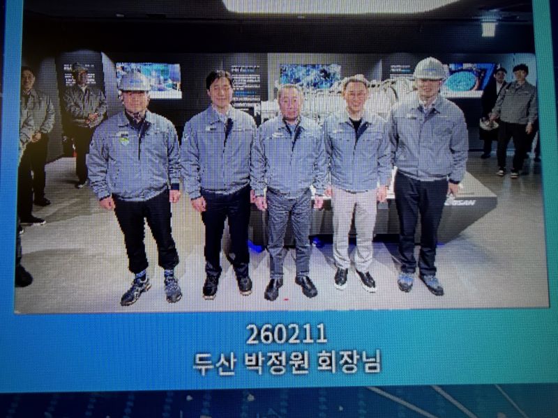 지난 18일 경남 창원 두산에너빌리티 터빈공장에서 발견한 두산그룹 박정원 회장의 두산에너빌리티 방문. 사진=두산에너빌리티, 강구귀 기자