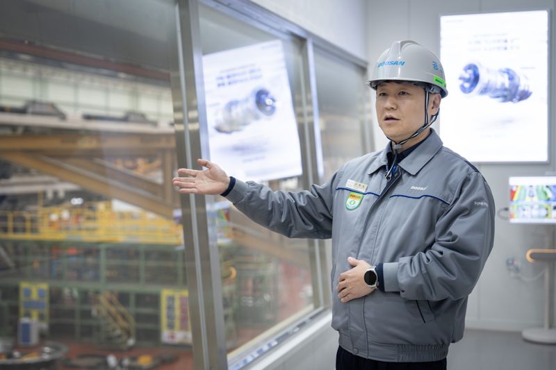 오태섭 두산에너빌리티 터빈2공장장이 지난 18일 공장에 대해 설명하고 있다. 두산에너빌리티 제공