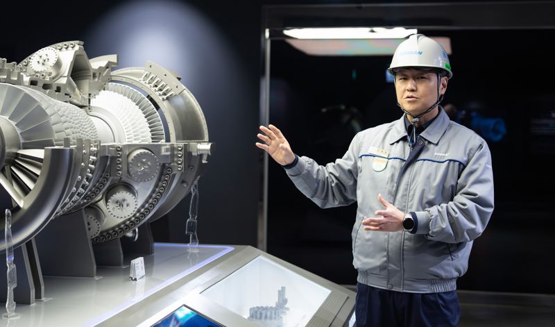 오태섭 두산에너빌리티 터빈2공장장이 지난 18일 터빈에 대해 설명하고 있다. 두산에너빌리티 제공