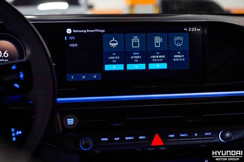 현대차·기아가 차량의 커넥티드 카 서비스와 삼성전자의 글로벌 스마트홈 플랫폼인 ‘삼성 스마트싱스(SmartThings)’ 서비스를 연동한 '카투홈(Car-to-Home)' 서비스를 개시한다고 23일 밝힌 가운데, 카투홈 서비스를 통해 차량과 연동된 기기의 모습. 사진=현대자동차·기아 제공