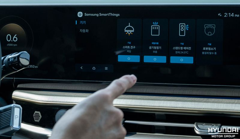 현대차·기아가 차량의 커넥티드 카 서비스와 삼성전자의 글로벌 스마트홈 플랫폼인 ‘삼성 스마트싱스(SmartThings)’ 서비스를 연동한 '카투홈(Car-to-Home)' 서비스를 개시한다고 23일 밝힌 가운데, 차량의 인포테인먼트 시스템을 통해 카투홈 서비스를 이용하는 모습. 사진=현대자동차·기아 제공