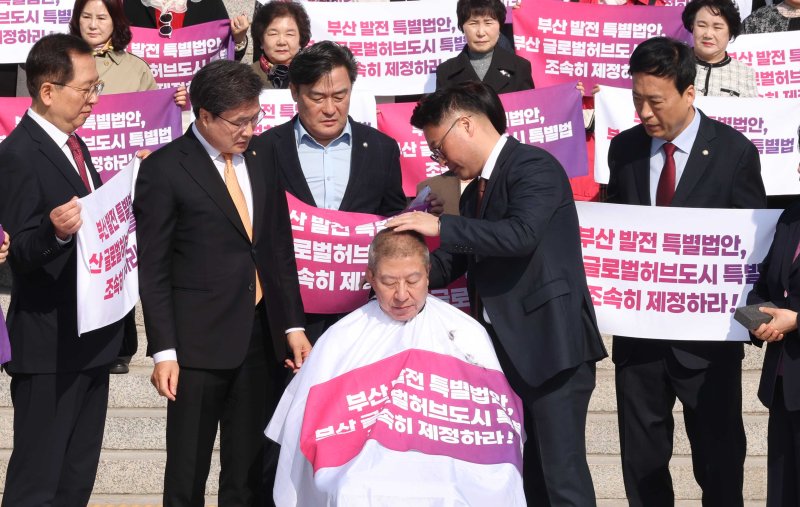 박형준 부산시장이 23일 오전 서울 여의도 국회 본청계단에서 열린 부산 글로벌허브도시특별법 관련 긴급기자회견에서 삭발을 하고 있다. /사진=뉴시스화상