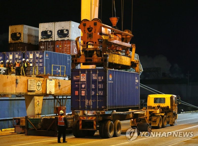 울산항서 하역되는 차량용 요소 (출처=연합뉴스)