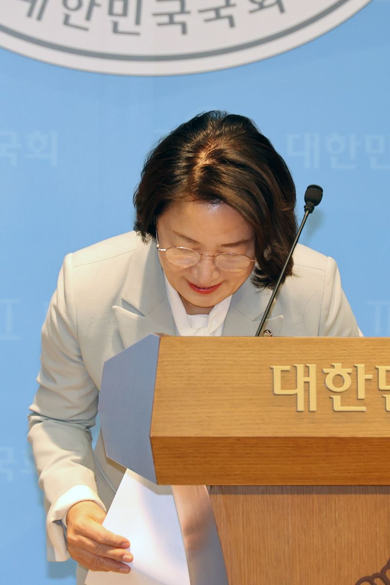 국회 법제사법위원장인 더불어민주당 추미애 의원이 23일 국회 소통관에서 법사위원장직 사임 의사를 밝힌 후 인사하고 있다. 사진=서동일 기자