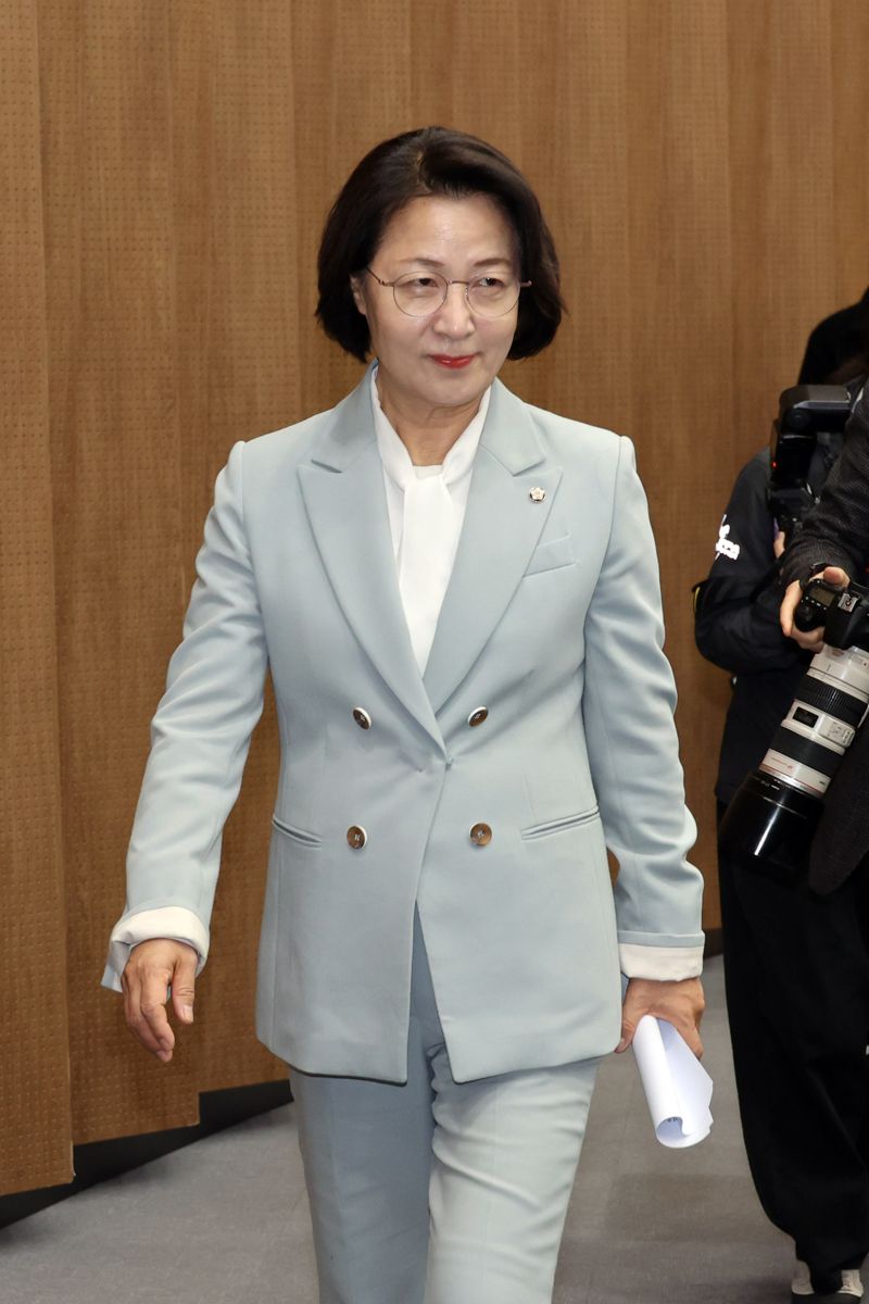 국회 법제사법위원장인 더불어민주당 추미애 의원이 23일 국회 소통관에서 법사위원장직 사임 의사를 밝힌 후 회견장을 나서고 있다. 사진=서동일 기자