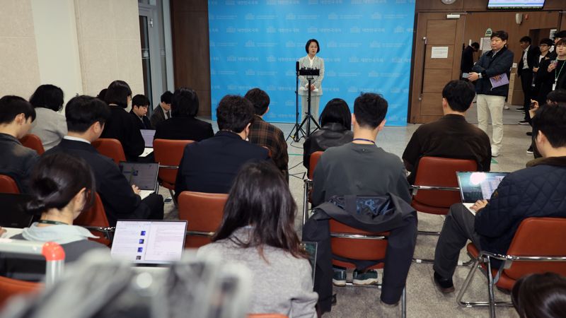 국회 법제사법위원장인 더불어민주당 추미애 의원이 23일 국회 소통관에서 법사위원장직 사임 의사를 밝힌 뒤 취재진 질문에 답하고 있다. 사진=서동일 기자