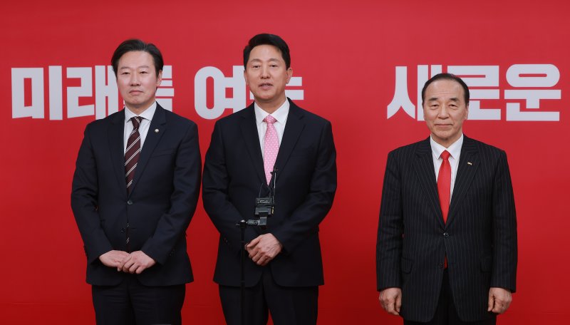 6·3 지방선거 서울시장에 도전하는 국민의힘 예비후보들이 22일 서울 영등포구 국민의힘 중앙당사에서 열린 광역단체장 후보 면접을 마치고 백브리핑을 하고 있다. 왼쪽부터 국민의힘 박수민 의원, 오세훈 서울시장, 김충환 전 강동구청장. 뉴스1