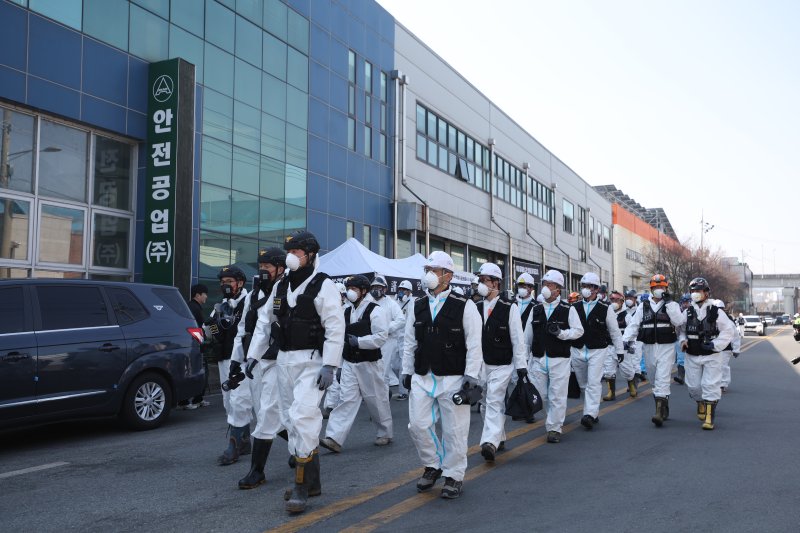 [대전=뉴시스] 정병혁 기자 = 23일 대전 대덕구 안전공업 공장 화재 현장에서 유가족 대표를 비롯한 국과수, 소방, 경찰 등 유관기관 관계자들이 합동감식을 위해 이동하고 있다. 2026.03.23. jhope@newsis.com
