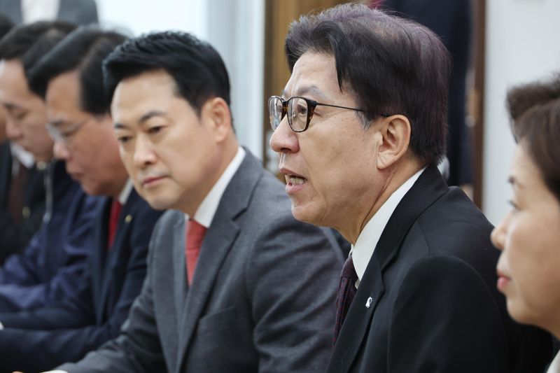 박형준 부산시장(오른쪽)이 23일 국회에서 국민의힘 장동혁 대표를 만나 부산 발전 특별법안 제정을 촉구하고 있다. 사진=박범준 기자