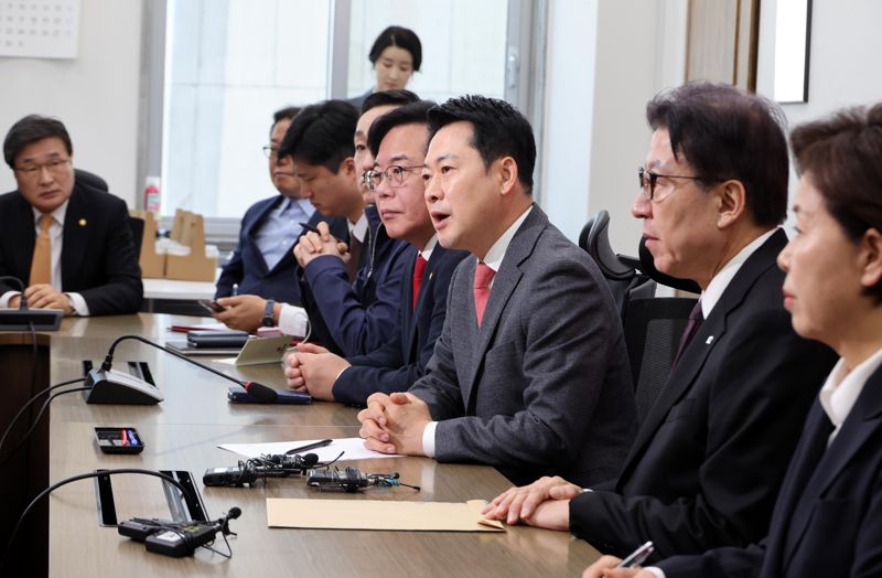 국민의힘 장동혁 대표가 23일 국회에서 부산 발전 특별법안 제정 촉구를 위해 방문한 박형준 부산시장을 만나 발언하고 있다. 사진=박범준 기자