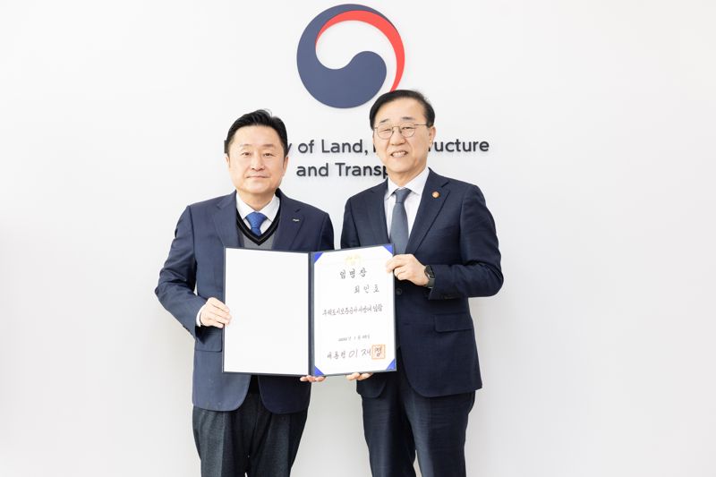 김윤덕 국토교통부 장관(오른쪽)이 23일 정부세종청사에서 최인호 주택도시보증공사(HUG) 신임 사장에게 임명장을 전수한 뒤 기념촬영을 하고 있다. 국토부 제공