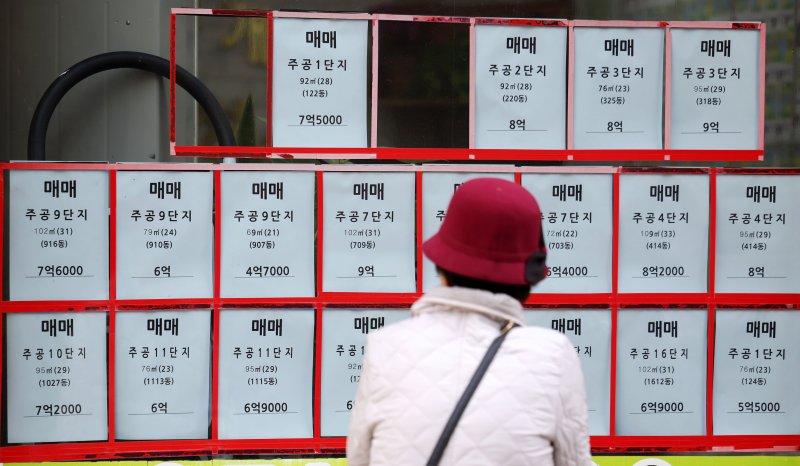 지난 23일 서울 노원구 한 부동산에 전세 매물은 없고, 매매 매물만 게시돼 있다. 사진=뉴시스화상