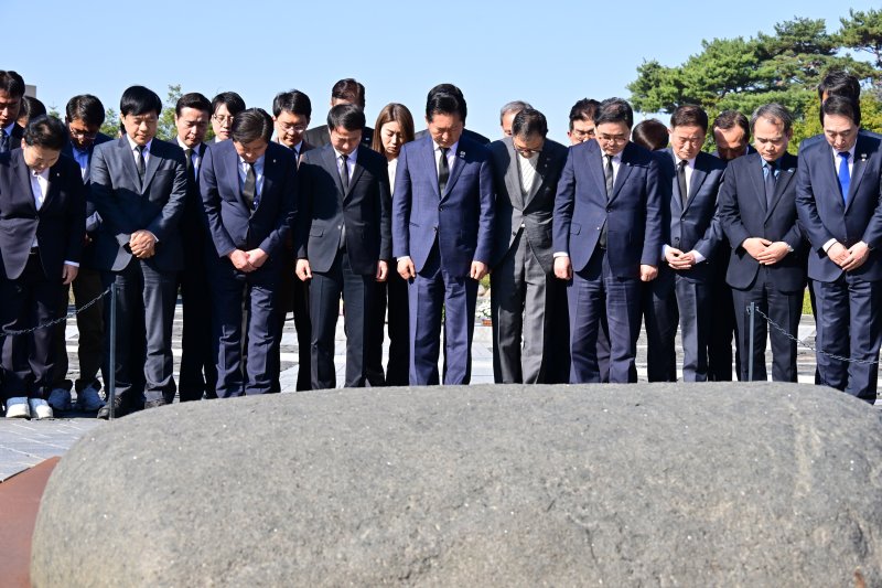 [김해=뉴시스] 차용현 기자 = 23일 오전 더불어민주당 정청래 대표와 당 지도부가 경남 김해시 봉하마을 고 노무현 전 대통령 묘역을 찾아 참배를 하고 있다. 2026.03.23. con@newsis.com