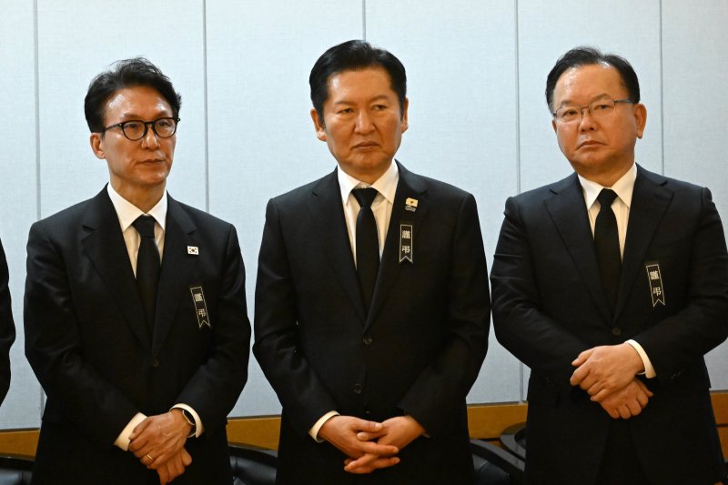 지난 1월 27일 서울 종로구 서울대학교병원 장례식장에 마련된 이해찬 민주평화통일자문회의 수석부의장의 빈소에서 김민석 국무총리, 정청래 더불어민주당 대표, 김부겸 전 총리기 조문객을 맞이하고 있다. 2026.1.27 ⓒ 뉴스1 사진공동취재단