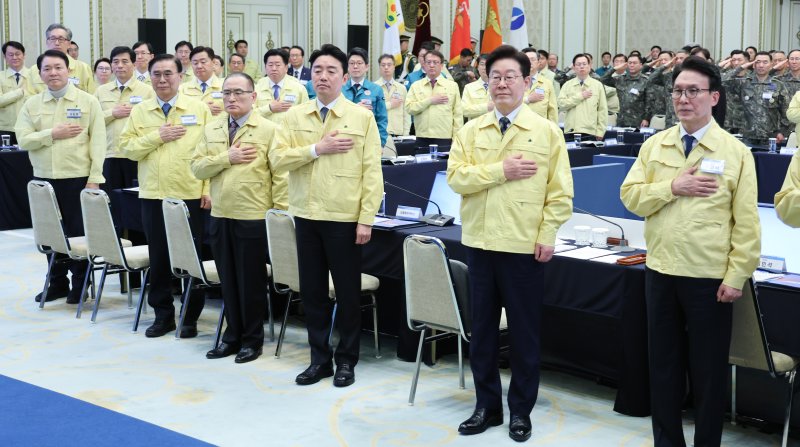 이재명 대통령이 23일 청와대 영빈관에서 열린 제59차 중앙통합방위회의에서 국민의례를 하고 있다. 청와대통신사진기자단