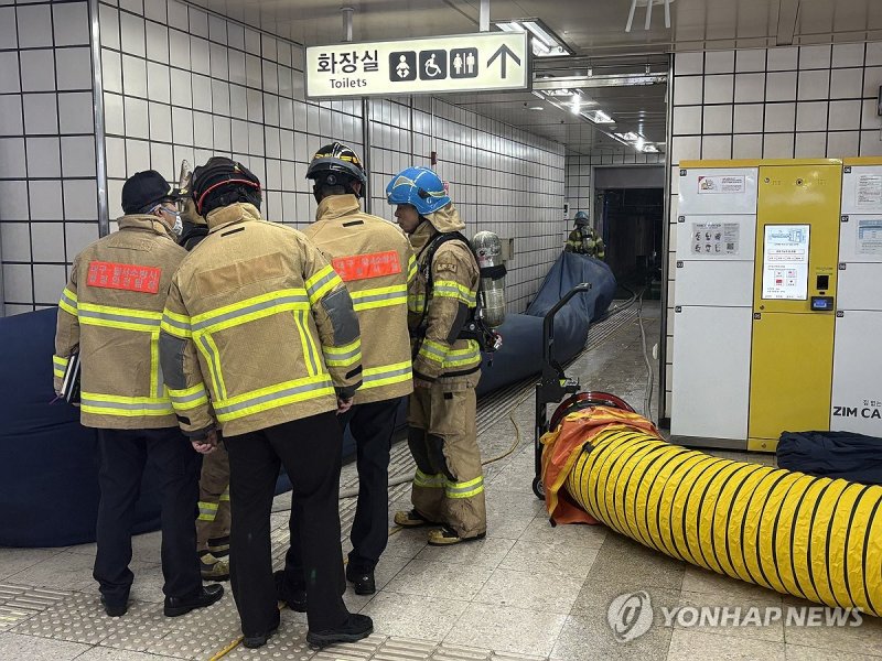 대구지하철 진천역 화재 현장서 배출 작업하는 소방관 (출처=연합뉴스)