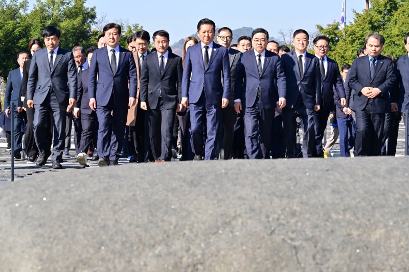 [김해=뉴시스] 차용현 기자 = 23일 오전 더불어민주당 정청래 대표와 당 지도부가 경남 김해시 봉하마을 고 노무현 전 대통령 묘역을 찾아 참배를 하고 있다. 2026.03.23. con@newsis.com