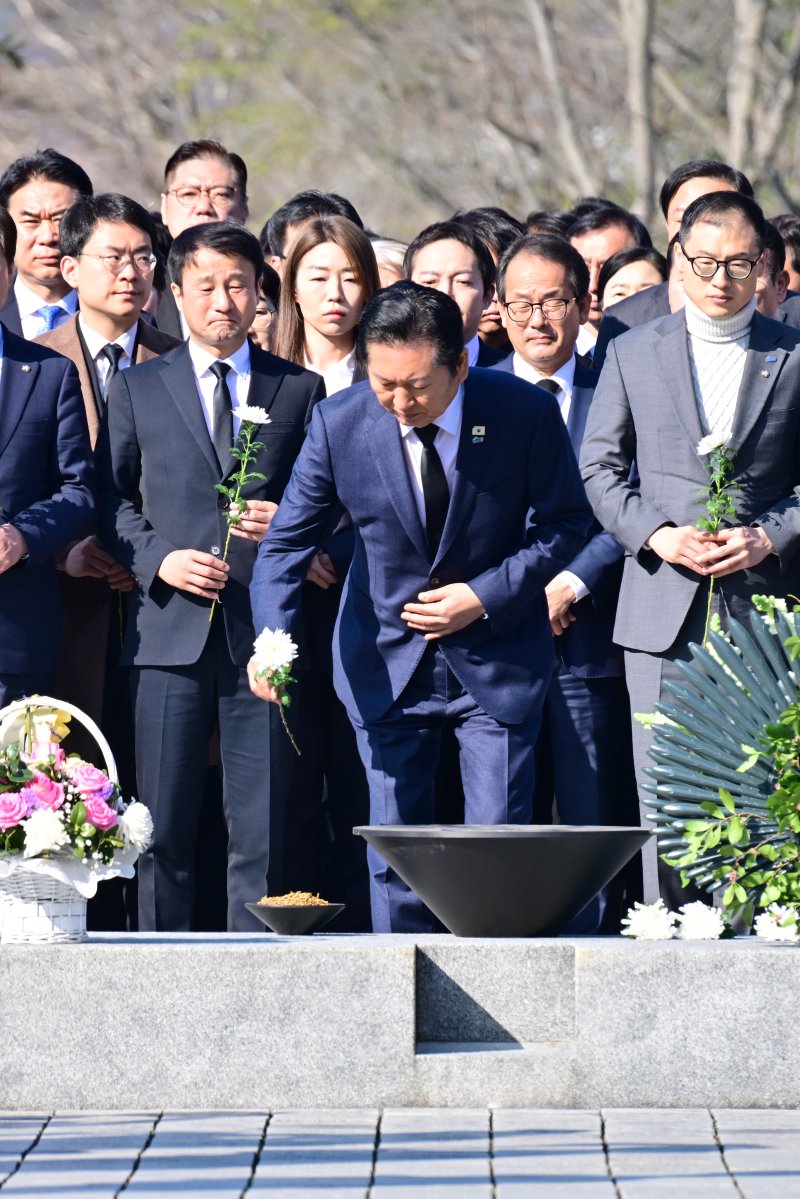 [김해=뉴시스] 차용현 기자 = 23일 오전 더불어민주당 정청래 대표와 당 지도부가 경남 김해시 봉하마을 고 노무현 전 대통령 묘역을 찾아 참배를 하고 있다. 2026.03.23. con@newsis.com