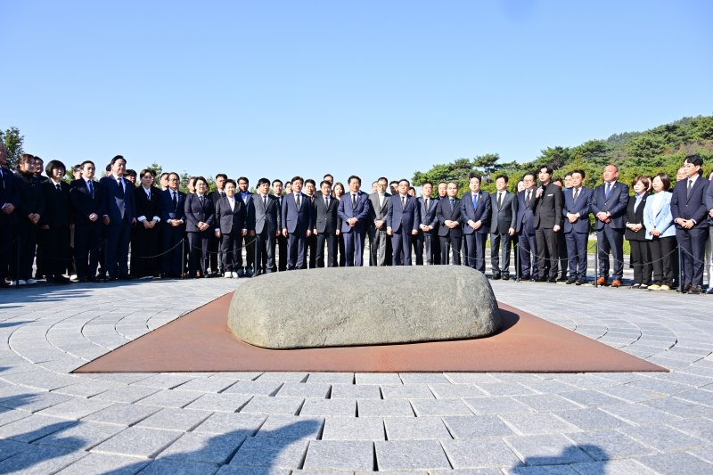 [김해=뉴시스] 차용현 기자 = 23일 오전 더불어민주당 정청래 대표와 당 지도부가 경남 김해시 봉하마을 고 노무현 전 대통령 묘역을 찾아 참배를 하고 있다. 2026.03.23. con@newsis.com