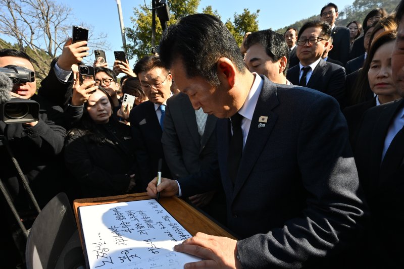 [김해=뉴시스] 차용현 기자 = 23일 오전 더불어민주당 정청래 대표가 경남 김해시 봉하마을 고 노무현 전 대통령 묘역을 찾아 참배를 마친 후 방명록을 작성하고 있다. 2026.03.23. con@newsis.com