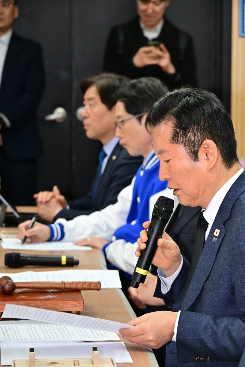 [김해=뉴시스] 차용현 기자 = 정청래 더불어민주당 대표가 23일 오전 경남 김해시 봉하마을 봉하연수원 강연장에서 열린 민생현장 최고위원회에서 발언하고 있다. 2026.03.23. con@newsis.com