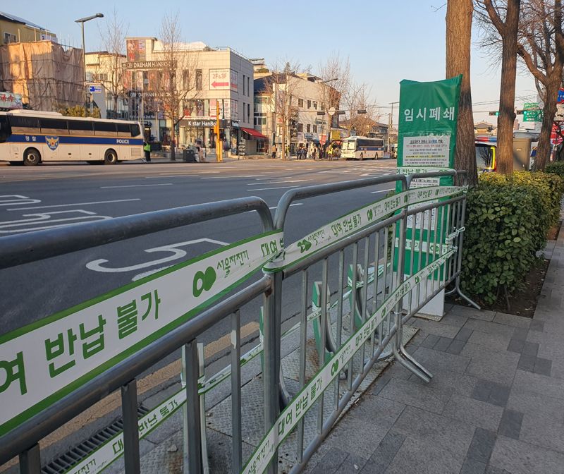 지난 21일 서촌마을에서 경복궁 방향 도로가 임시 폐쇄되며 도로가 제한된 모습. 공연 당일 동선 통제로 해당 구간이 사실상 ‘진공 상태’가 되면서 인근 상권 유입이 끊겼다. 사진=최승한 기자