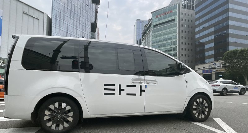 [서울=뉴시스] 최진석 기자 = 서울 도심에서 타다 차량이 택시 사이로 운행을 하는 모습. 2023.06.01. myjs@newsis.com